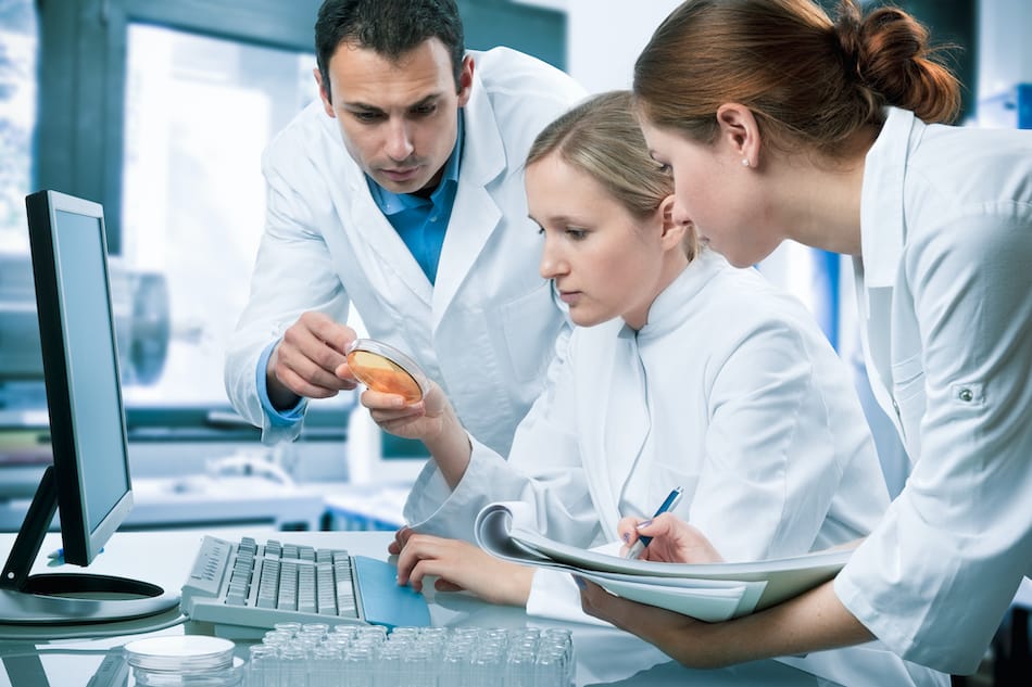 Imagen del grupo de científicos de investigación médica que trabajan en el laboratorio.