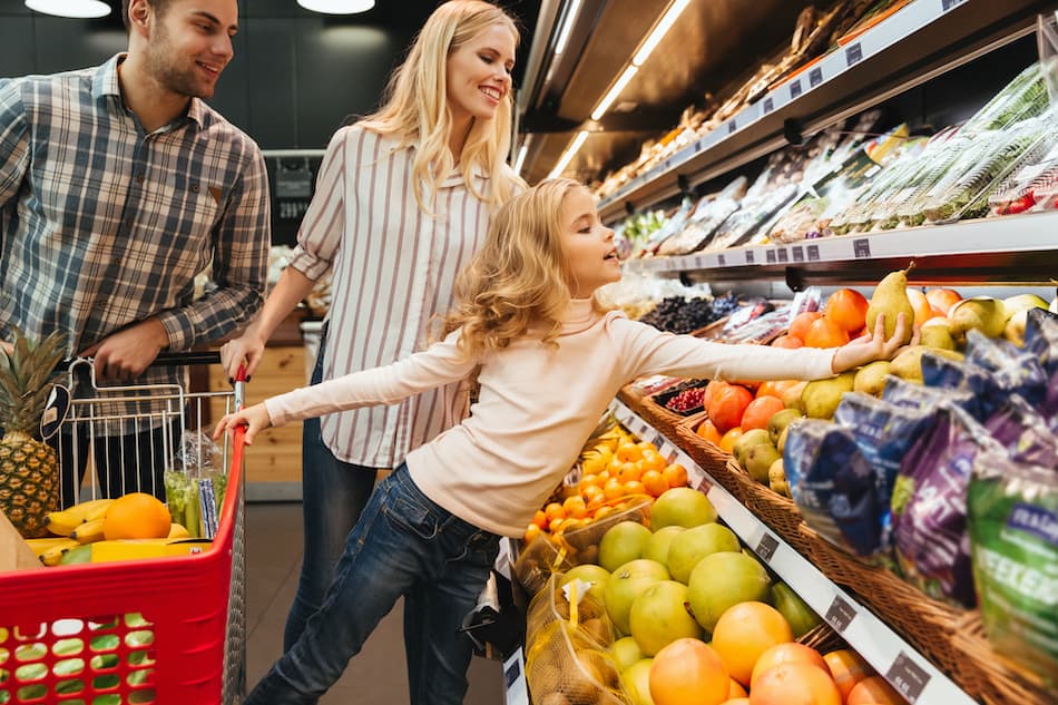 Imagen de familia con carrito de compras en la tienda del supermercado