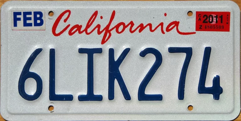 Cómo checar las placas de un carro en California